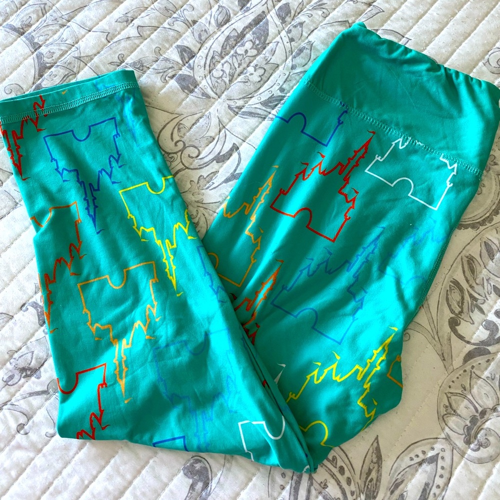Disney WDW Castle leggings sz MEDIUM Fashion resort wear leggings. Mickey Mouse